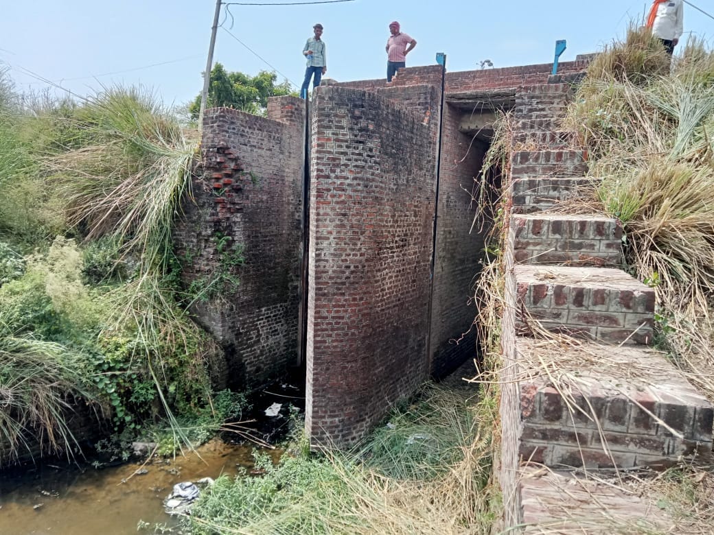 Damaged iron gate on the embankment removed; a new one will be installed.