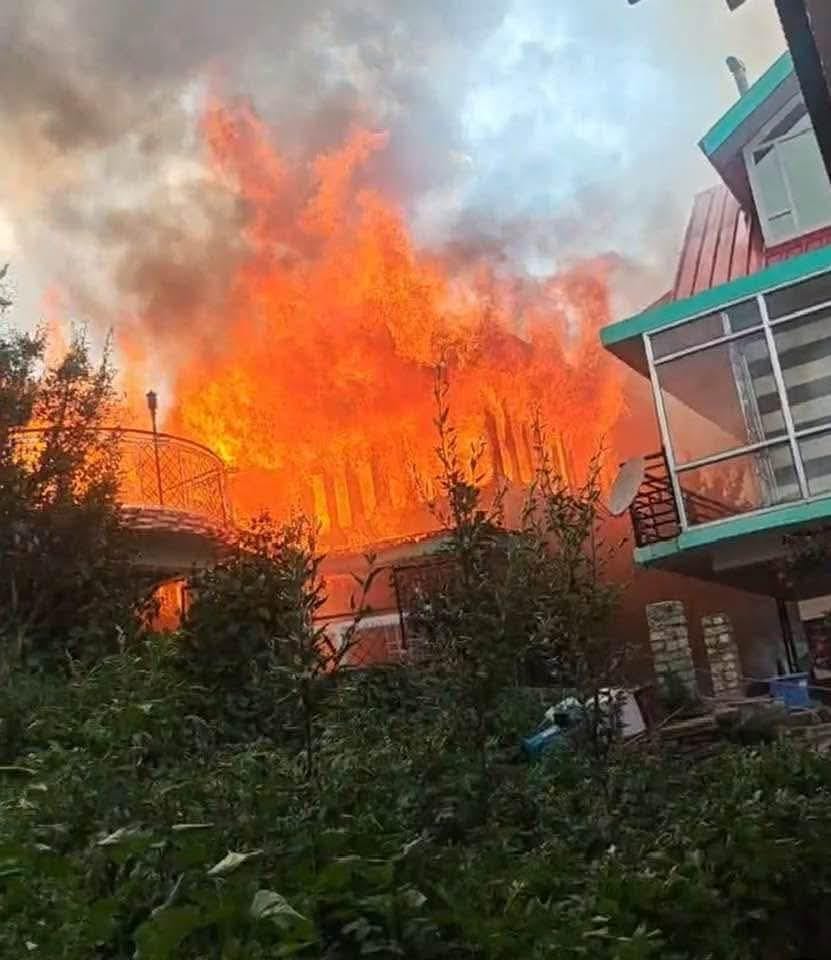 Two houses with more than 20 rooms each were gutted by fire in Shirguli