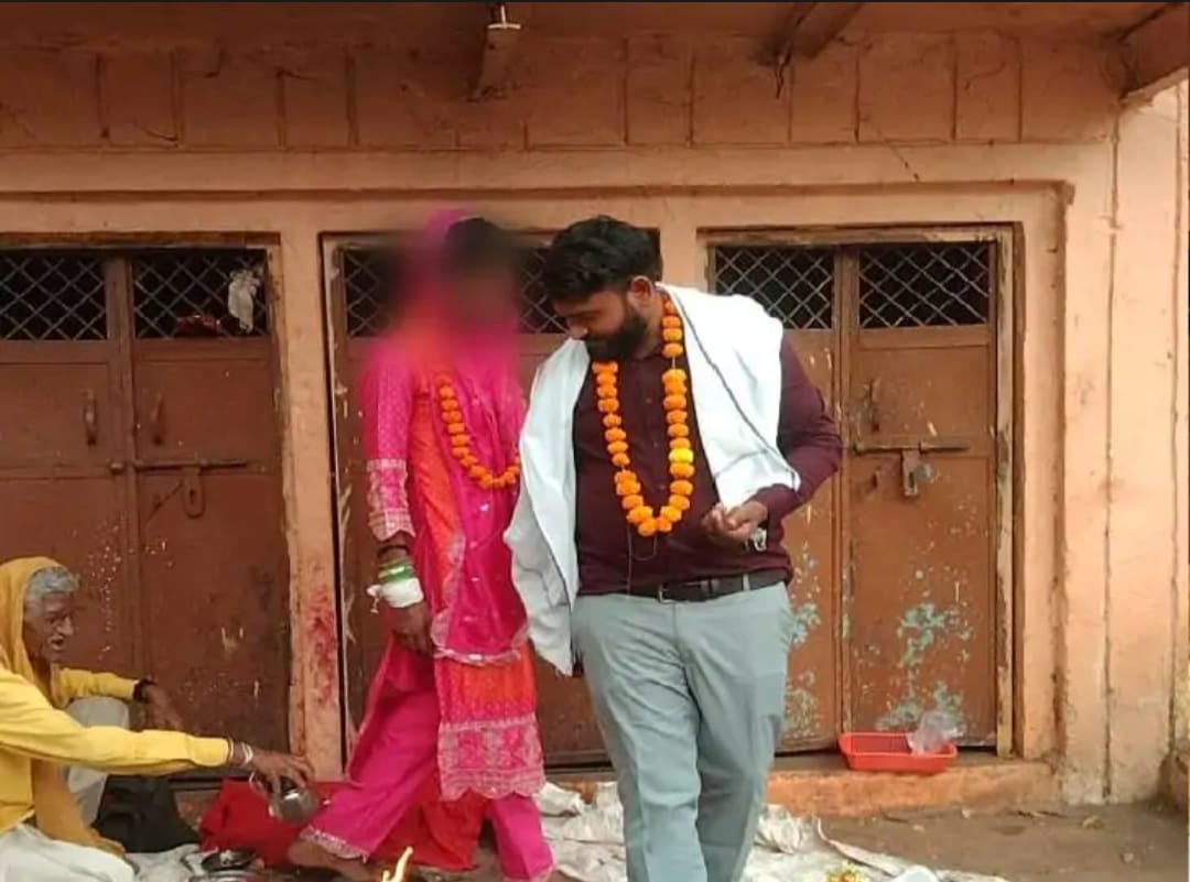 युवक के साथ पत्नी को तरह रहा