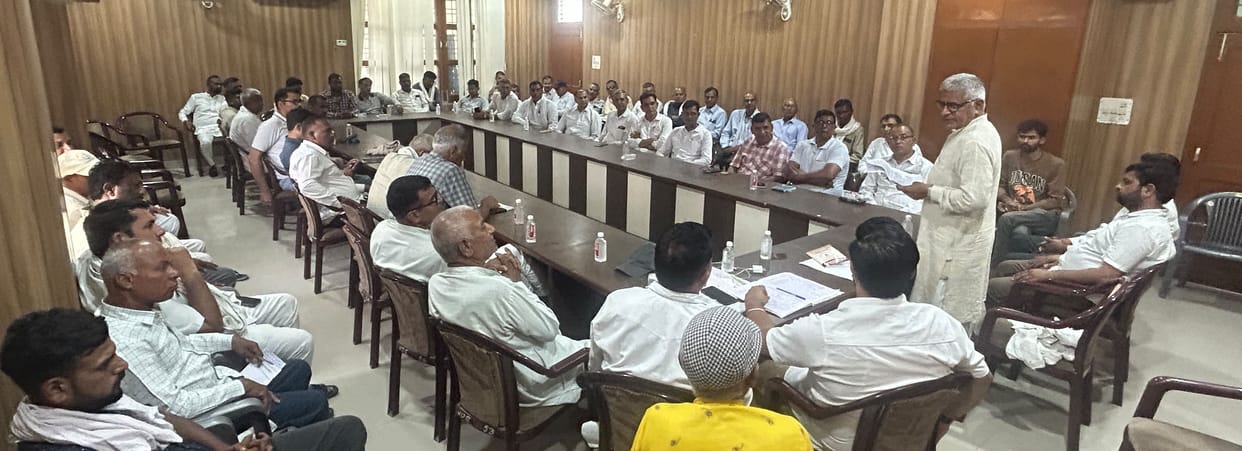 Sarva Karamchari Sangh protests, demanding cancellation of Sulekha Dalal's suspension