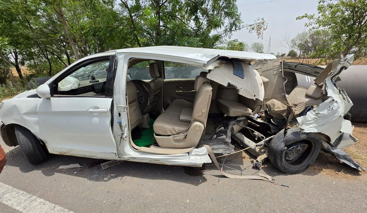 The tyre of the Ertiga burst near Baroda village on the Delhi-Patiala National Highway.