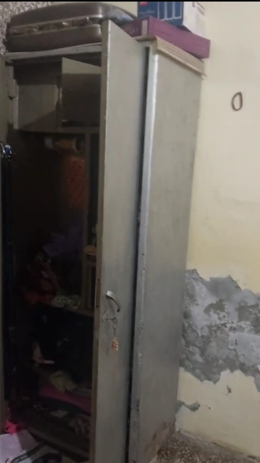 11jjrp10 चोरों ने अलमारी के ताले तोड़कर नकदी और गहने चुरा लिए। संवाद
