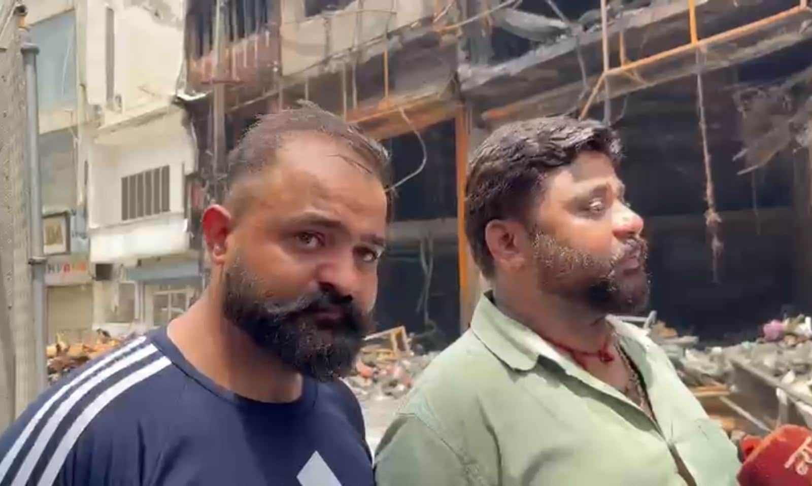 70-रोहतक डी पार्क पर मंगलवार को अग्निकांड के बाद बुधवार को घटना के बारे में जानकारी देते दुकानद