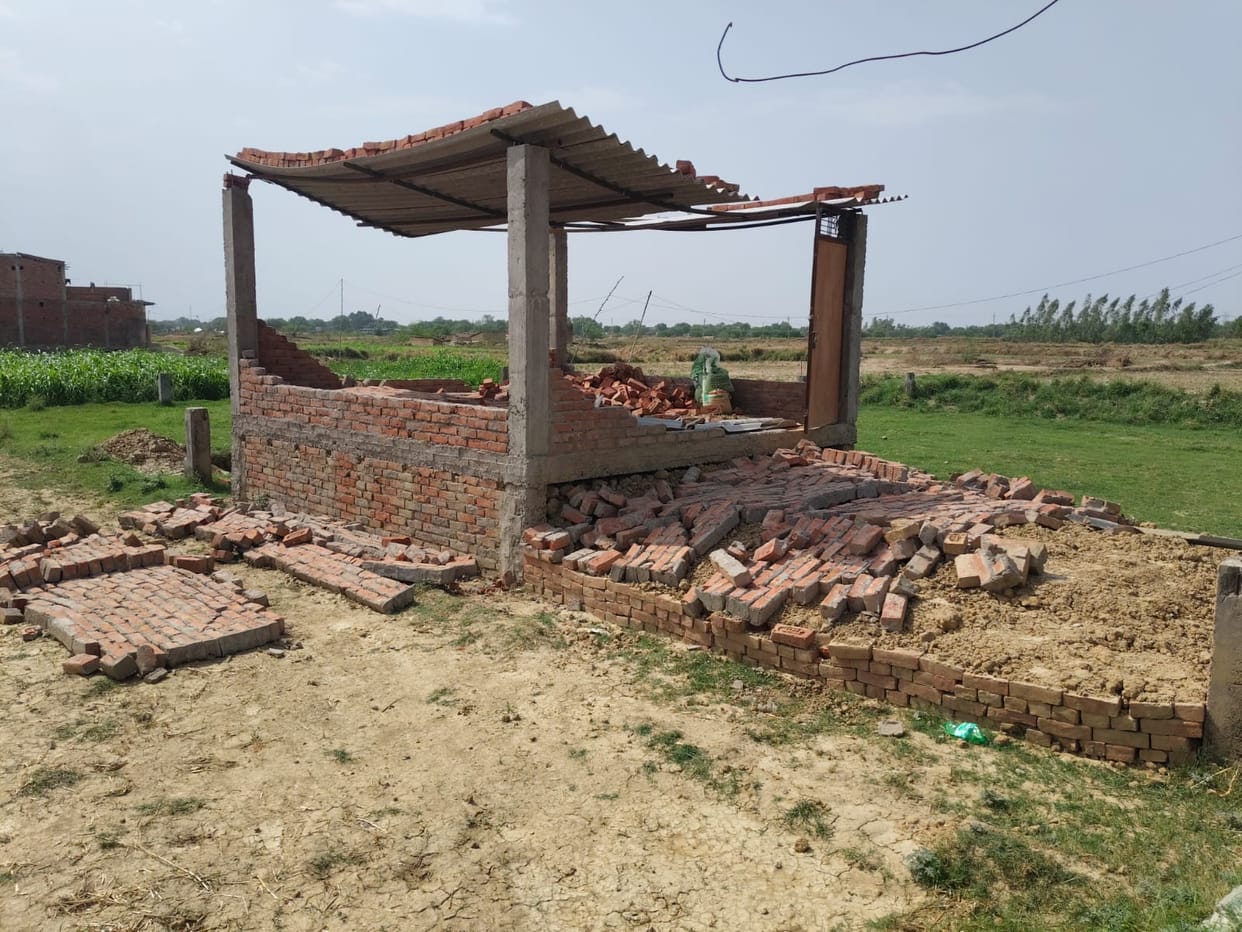 Storm wreaks havoc... mud houses collapse, people become homeless