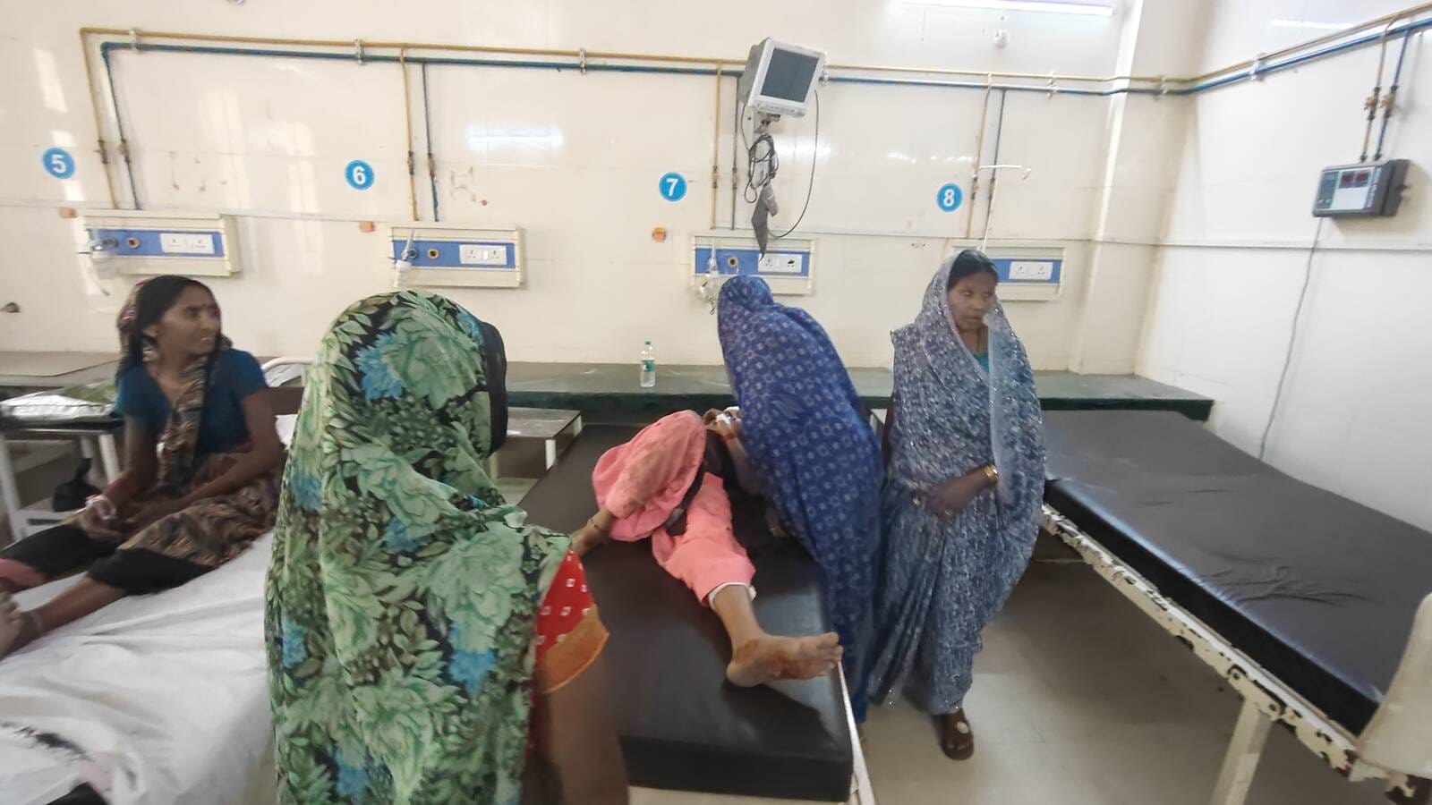 बंदरों के हमले से घायल रूपा का जिला अस्पताल मंझनपुर में इलाज करवाते परिजन। संवाद