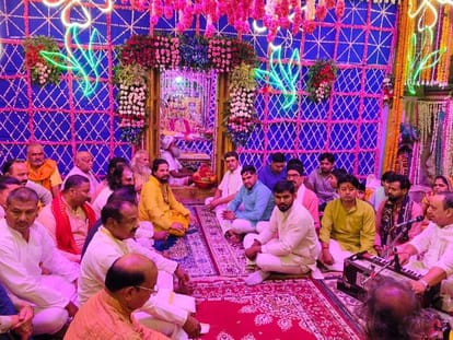 Ayodhya News: पुष्पों के दिव्य लोक में परिवर्तित हो गया बावन मंदिर The Bavan Mandir transformed into a divine realm of flowers