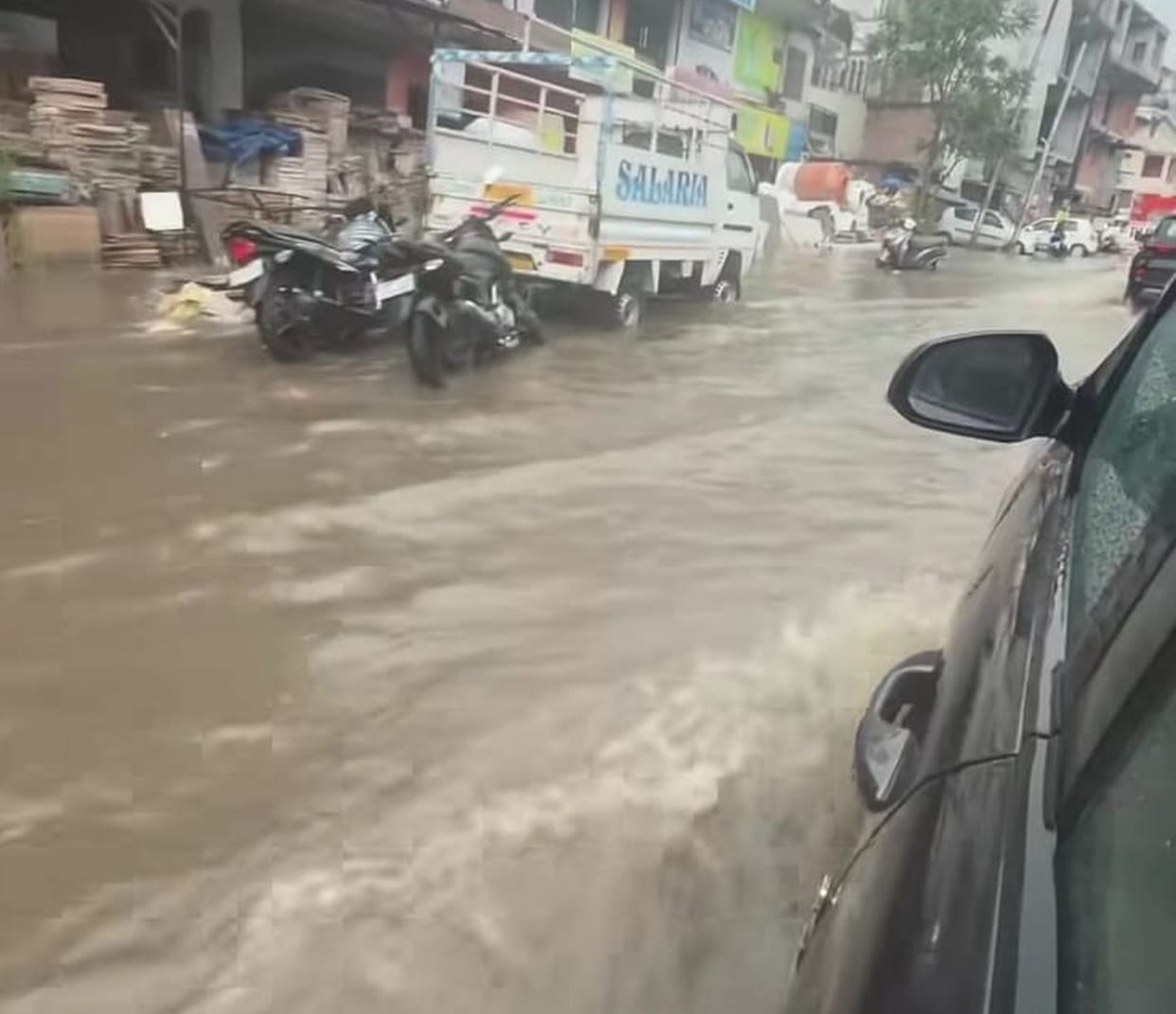 National Highway turns into a pond amidst heavy rain; shopkeepers close shops and return home.