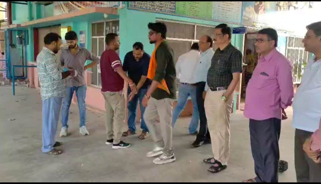 एलएलबी परीक्षा केंद्र में छात्रों की तलाशी लेते शिक्षक। कॉलेज
