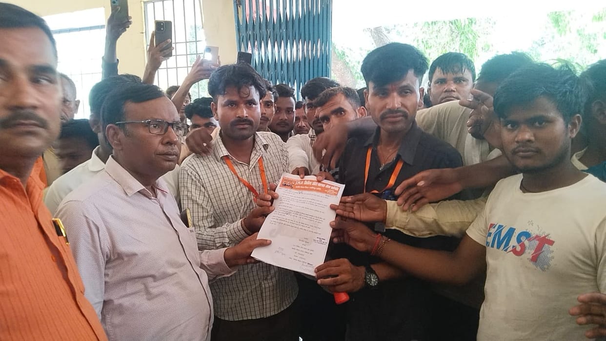 Auto drivers protest against bus drivers