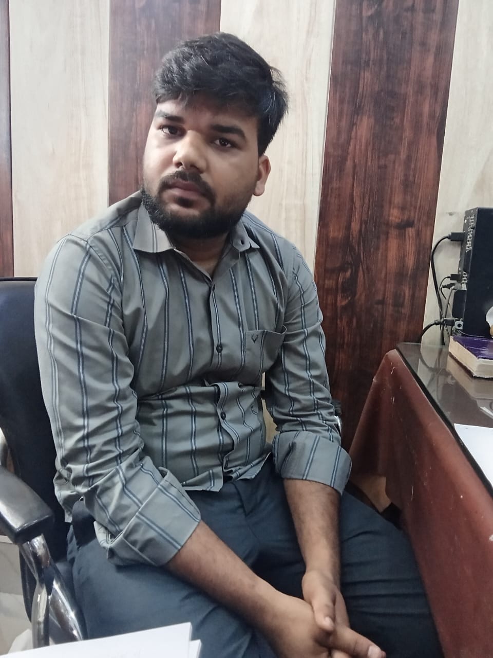 The anti-corruption team caught a clerk taking a bribe of 10,000 rupees in the BSA office