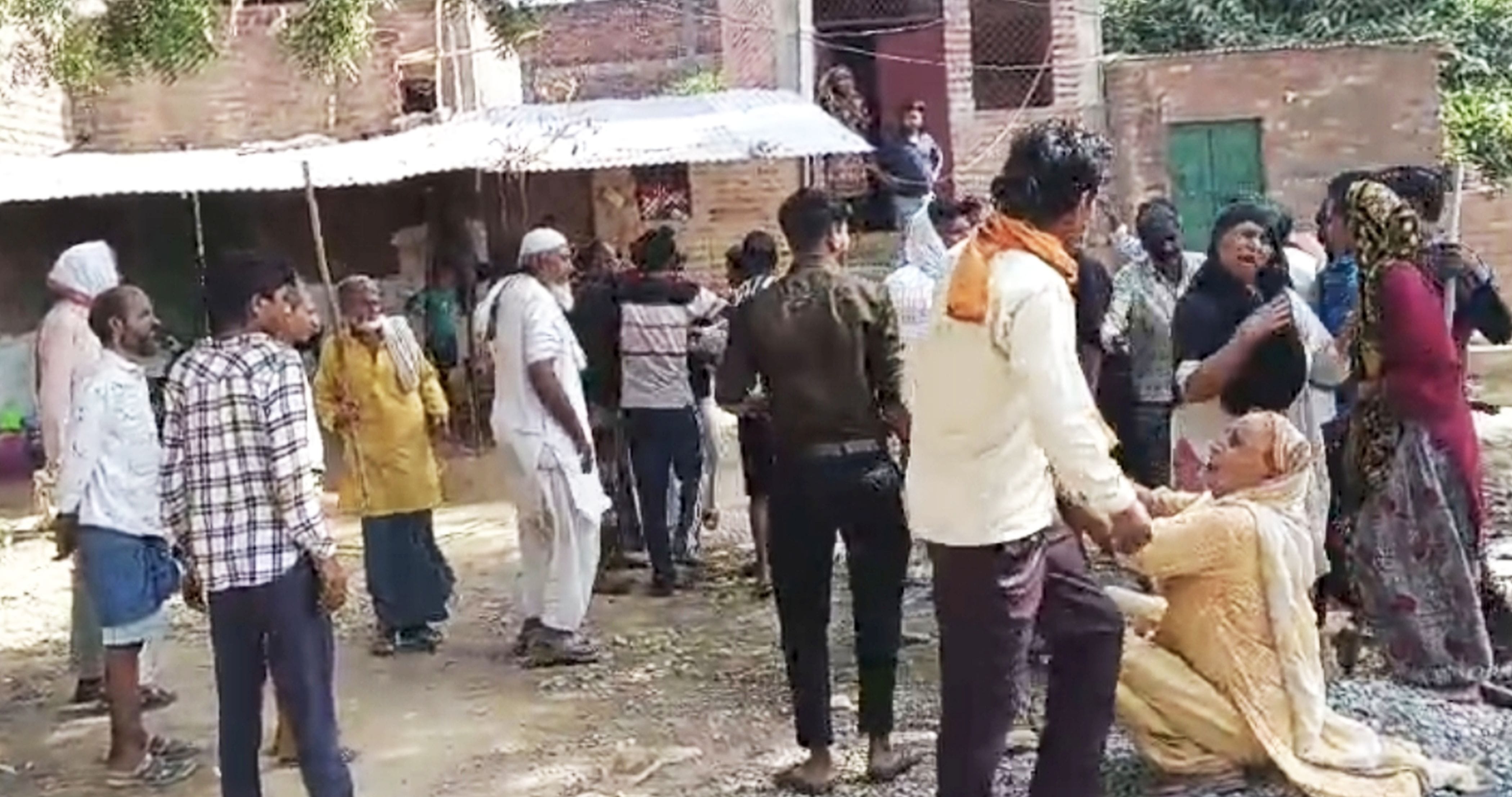 फोटो-06-दो समुदाय के लोग आपस में झड़प करते हुए। संवाद