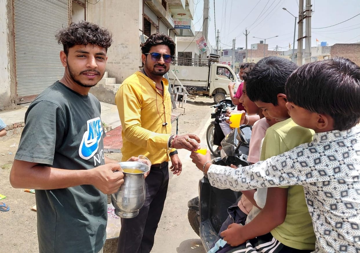 A stall of cold sweet water was set up on Rajbaha Road.