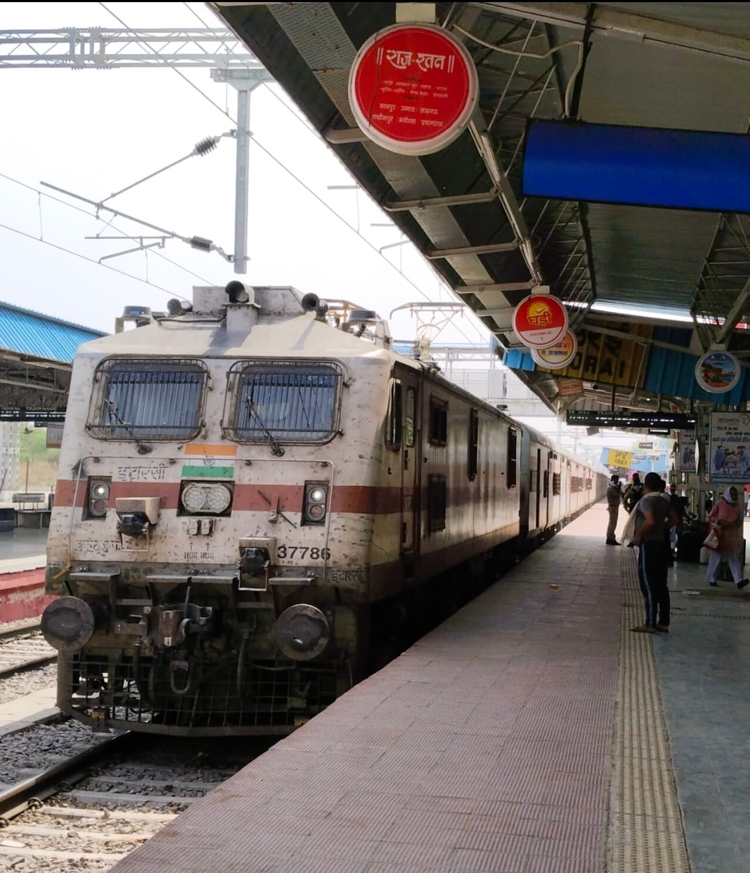 फोटो-12-प्लेटफार्म नंबर एक पर खड़ी देरी से आई पनवेल गोरखपुर एक्सप्रेस। संवाद