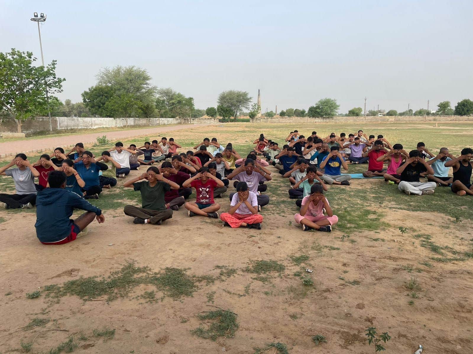 फोटो 17 अंतरराष्ट्रीय योग दिवस लेकर योगाभ्यास करते। स्रोत: ग्रामीण