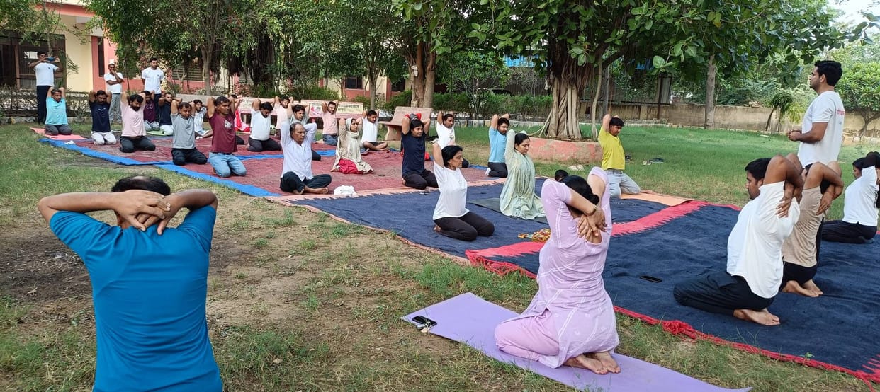 HugeHuge crowd at yoga training camp crowd at yoga training camp