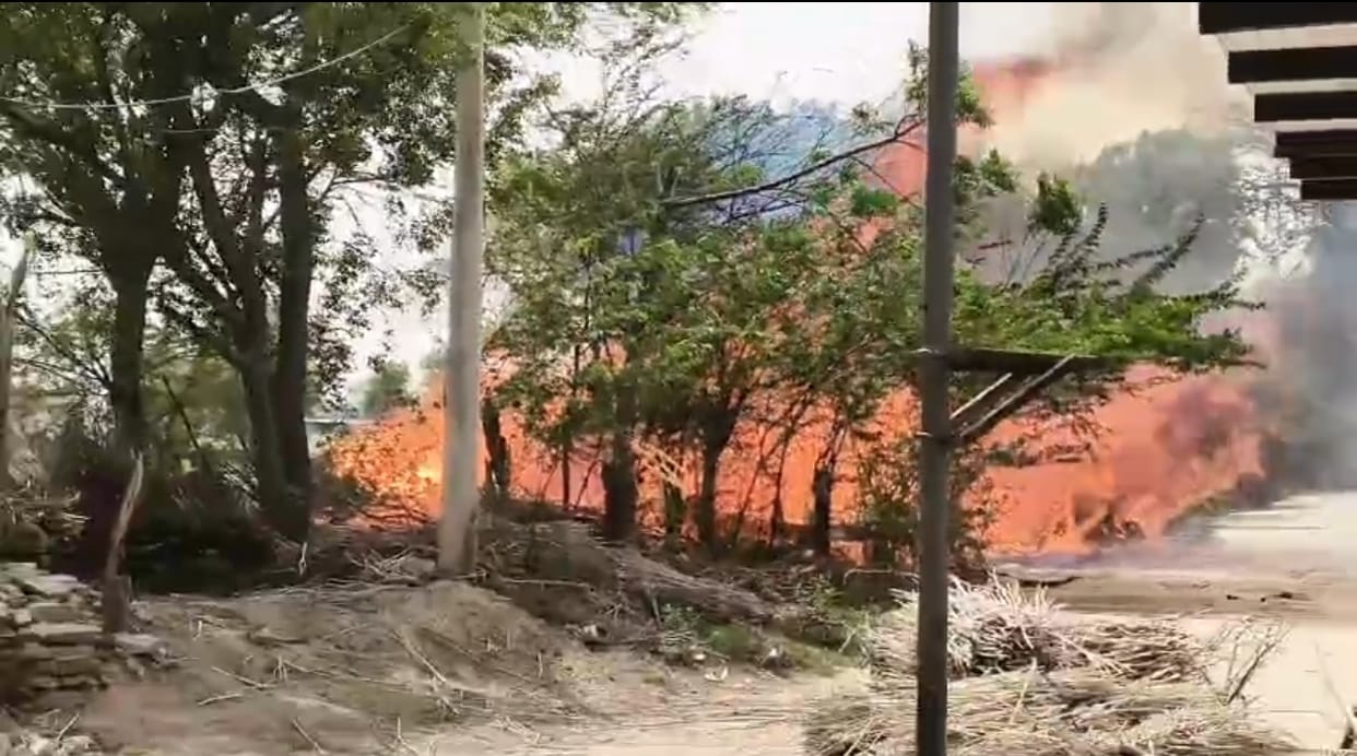 Fire caused by short circuit; disaster averted thanks to villagers' quick thinking.