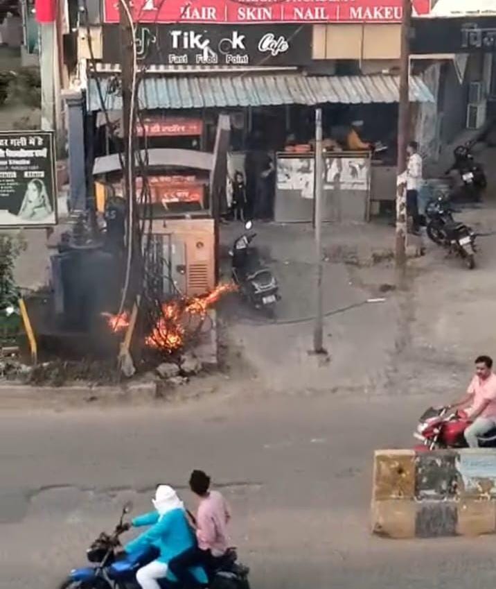 फोटो - 23 ट्रांसफार्मर में लगी आग। संवाद