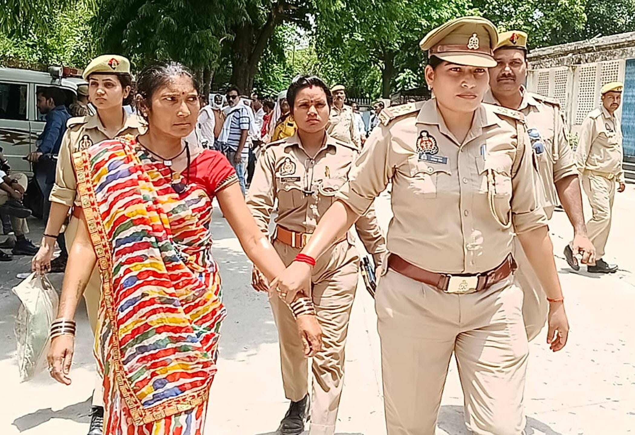 फोटो-24-लीलावती को लेकर जाती महिला थाना प्रभारी संगीता। संवाद