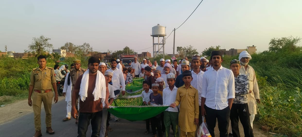 Devotees offered a *chadar* and prayed for peace and harmony.
