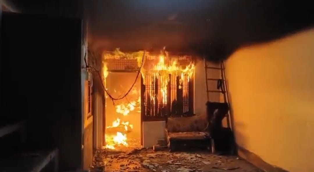 A short circuit caused a fire in the room, burning household items.