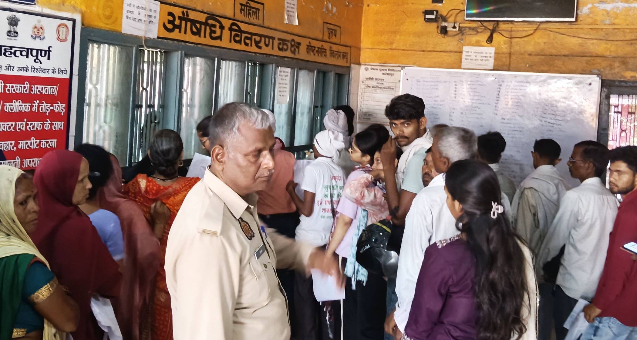 फोटो-37-जिला अस्पताल में औषधि वितरण कक्ष के सामने लगी तीमारदारों की भीड़। संवाद