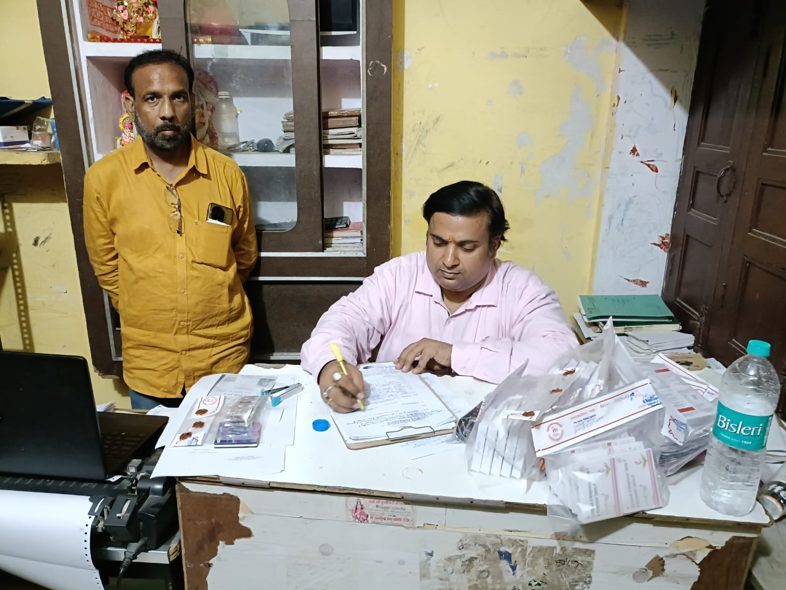 फोटो-6 मेडिकल एजेंसी पर दवाएं सीज करने के बाद खड़े औषधि निरीक्षक। स्रोत : स्वयं