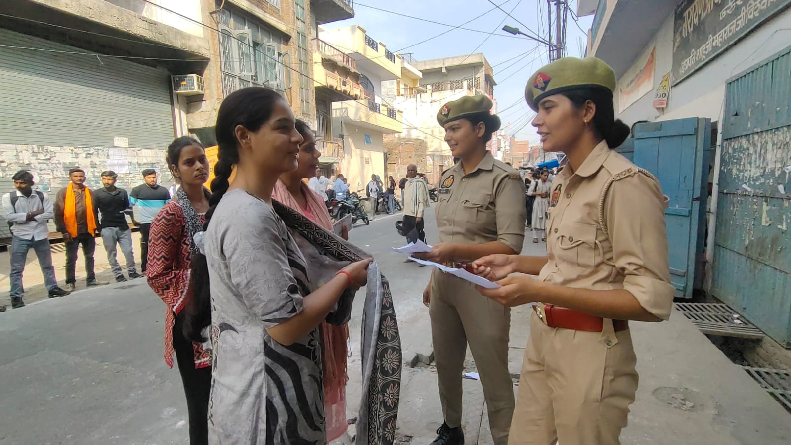 फोटो-7 परीक्षार्थी का दुपट्टा उतरवाती महिला सिपाही। संवाद