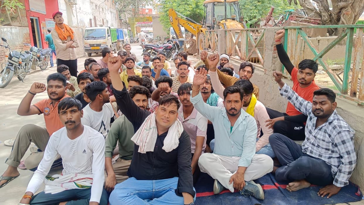 Garbage collection workers have gone on strike after not receiving their salaries for three months.