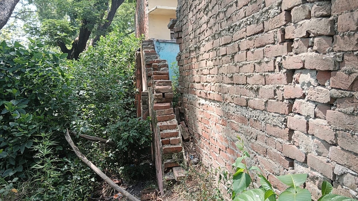 The walls of the Gola Krishi Mandi, surrounded by bushes, have collapsed... the tin shed is also dilapidated