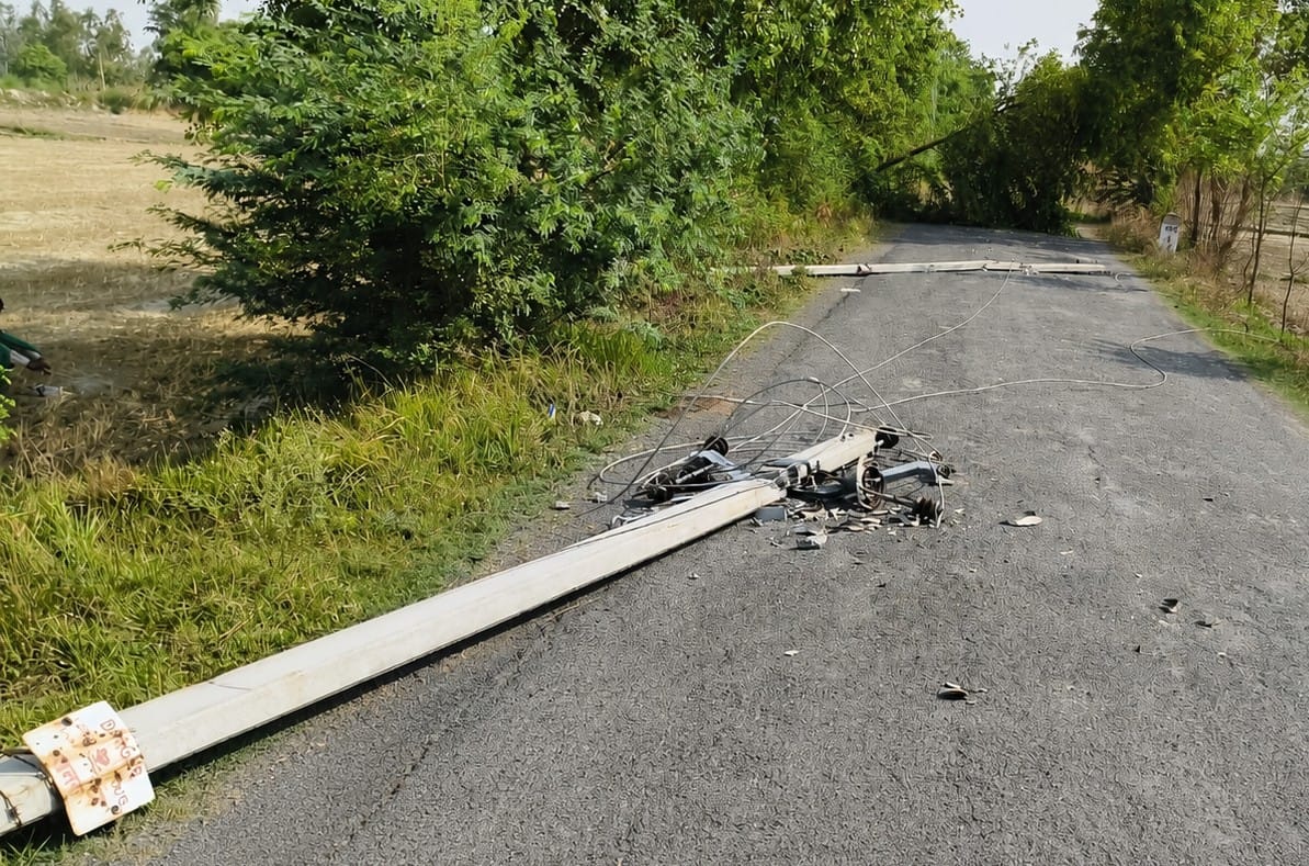 58 electricity poles broken due to the storm, power not restored for up to 20 hours in more than 100 villages