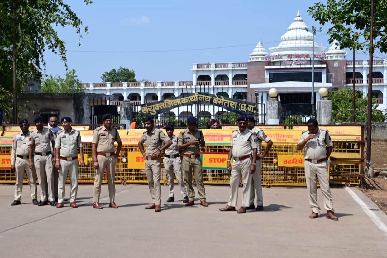 Congress members laid siege to the Collectorate and submitted a memorandum regarding their nine-point demands