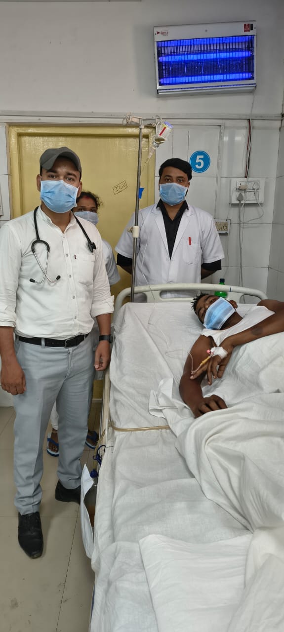 जिला अस्पताल में भर्ती मरीज व साथ में खड़े डॉक्टर। स्रोत: डॉक्टर