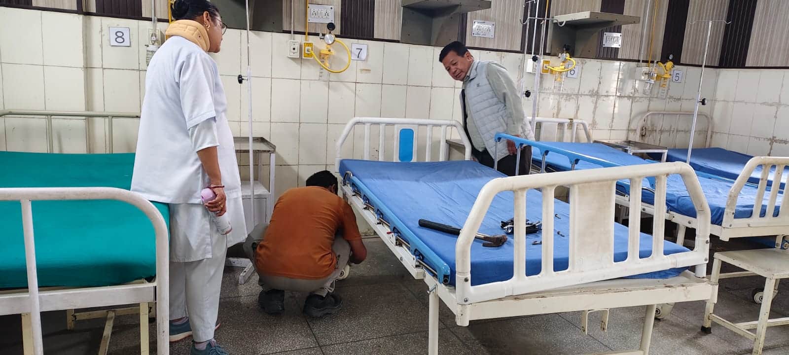 जिला अस्पताल में संक्रमण रोकथाम के लिए जनरल वार्डों में फ्यूमिगेशन कार्य करते कर्मचारी। संवाद