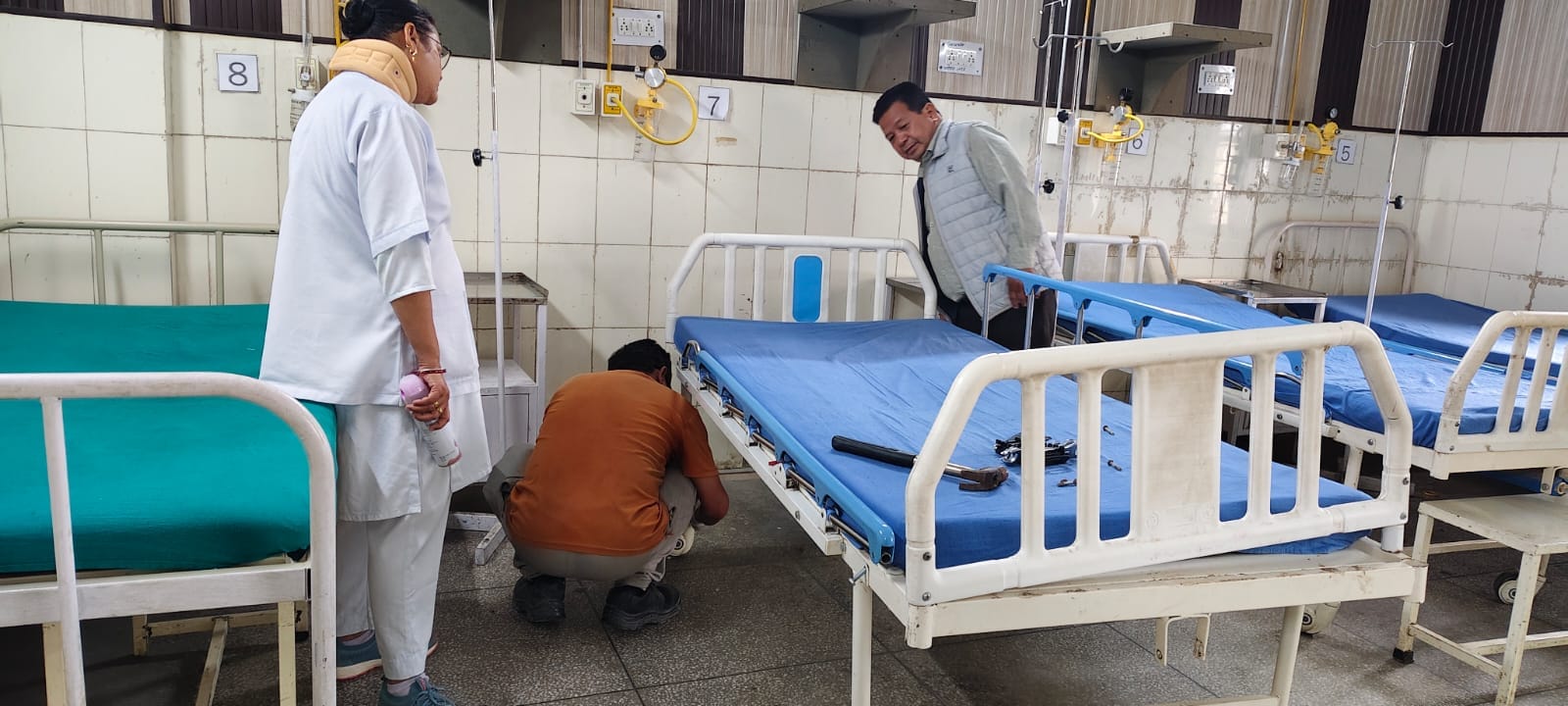 जिला अस्पताल में संक्रमण रोकथाम के लिए जनरल वार्डों में फ्यूमिगेशन कार्य करते कर्मचारी। संवाद