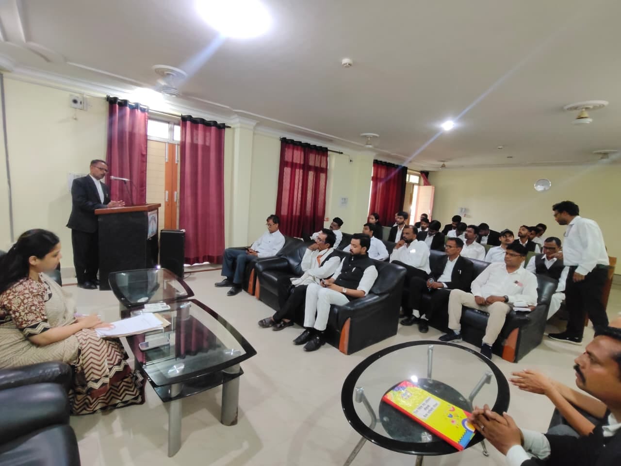 जिला दीवानी न्यायालय में आयोजित बैठक के दौरान विधिक सेवा सचिव प्रियंका सिंह और इन्टर्नशिप कर 
