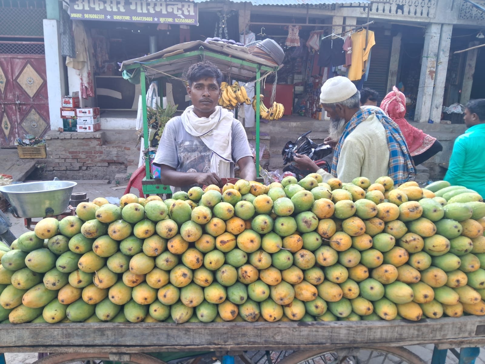 करारी में आम से सजा बाजार-संवाद
