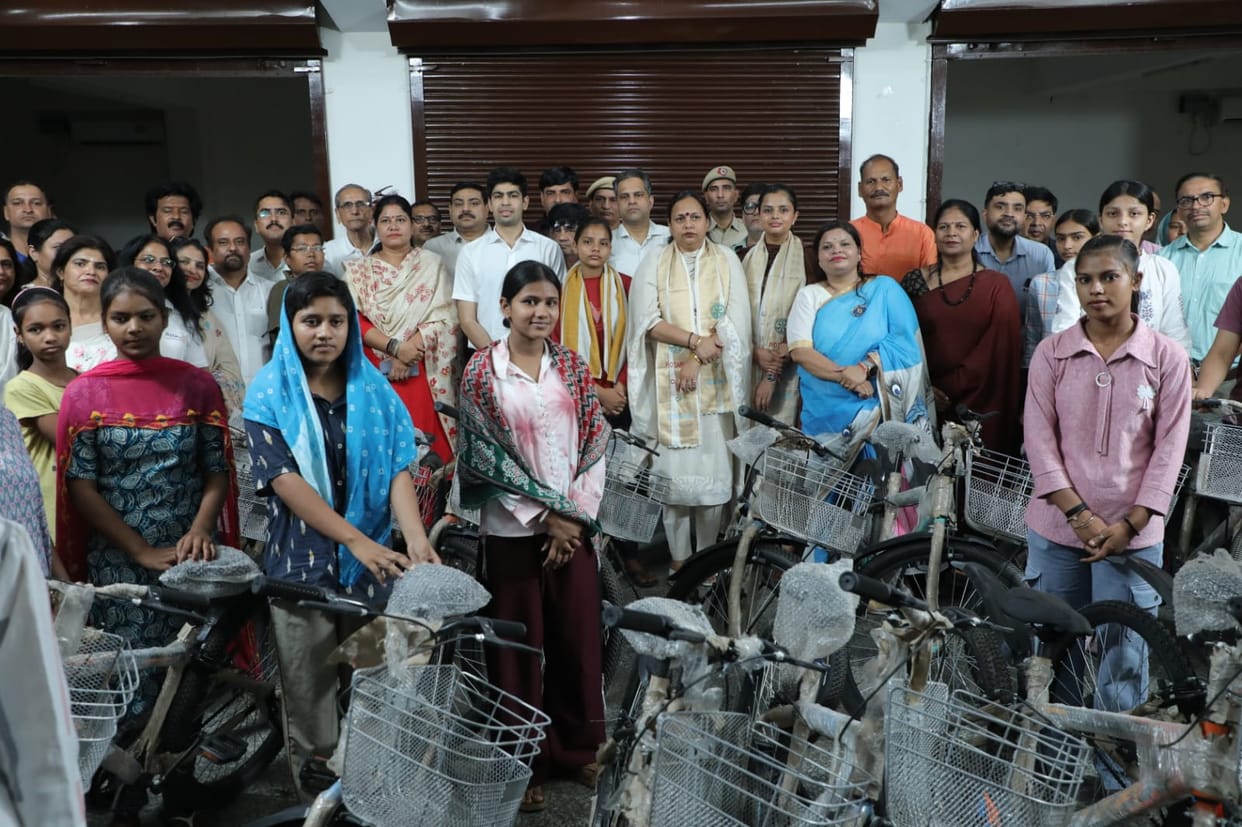 Bicycles were given to 25 meritorious female students under the Rotary Club's 'Pankh' project.