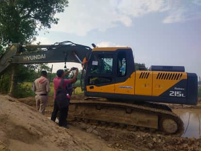 Monsoon ban enforced Mining dept raids Korba sand ghats