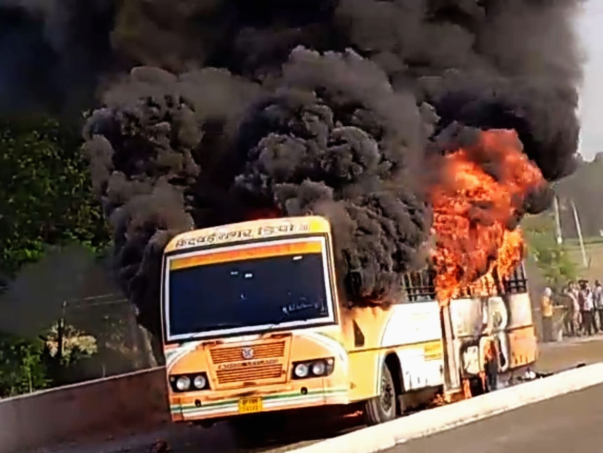 Roadways bus turns into a fireball; 35 passengers save their lives by jumping out.