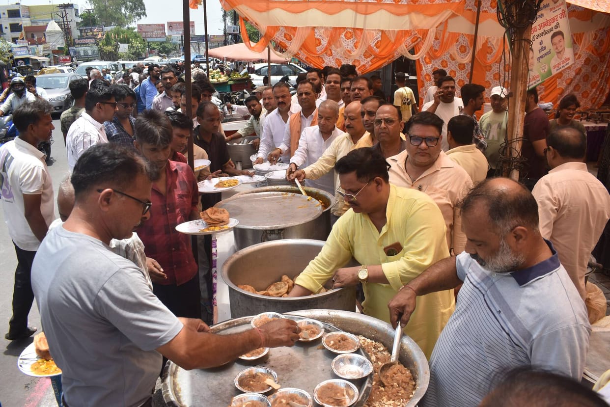 Joint Trade Union Vice President Neeraj Mittal organized a community feast (Bhandara).