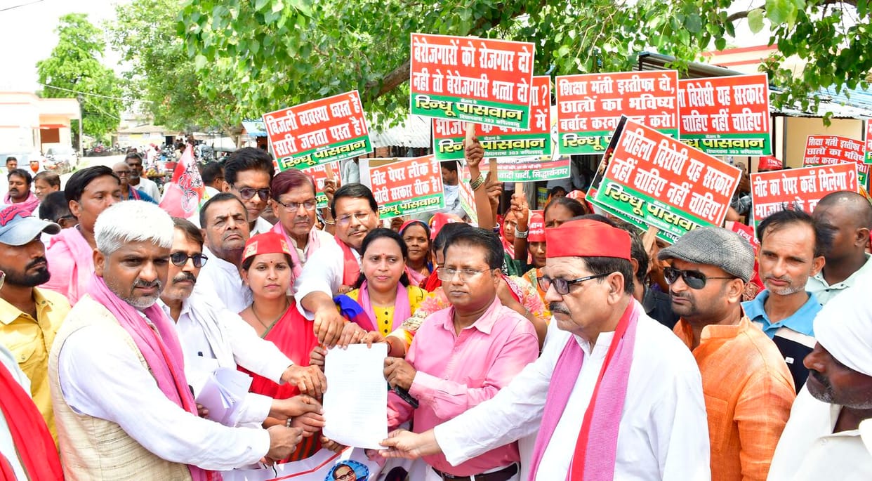 SP workers staged a protest over the issues of inflation and law and order.