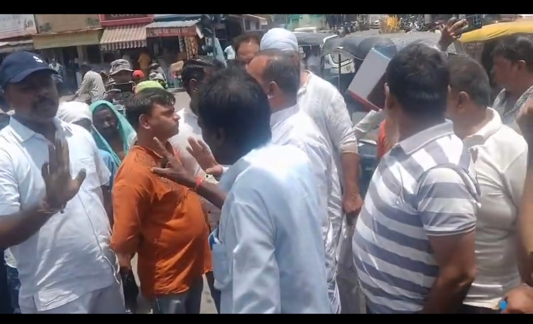 Uproar during drain cleaning; shopkeepers protested.