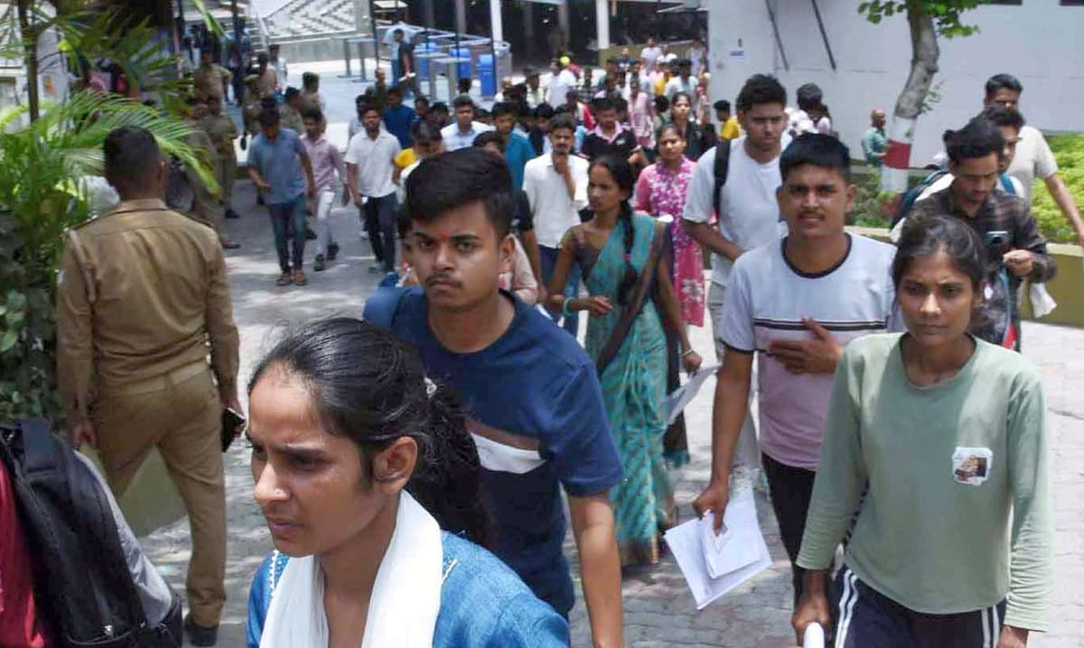 Lucknow News: पुलिस भर्ती परीक्षा के अंतिम दिन रीजनिंग व गणित के सवालों में उलझे परीक्षार्थी