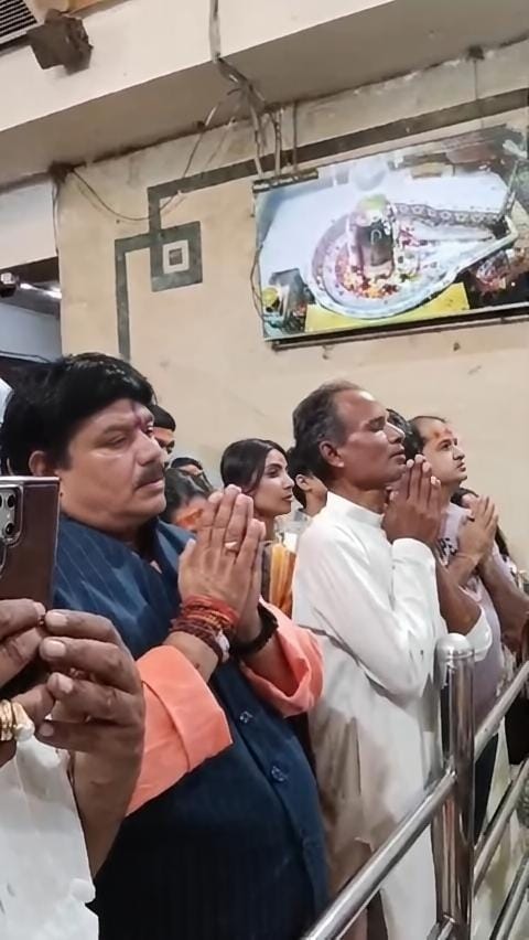 All Equal Before Mahakal: MP Firojiya Snubs VIP Gate, Joins Queue for Darshan