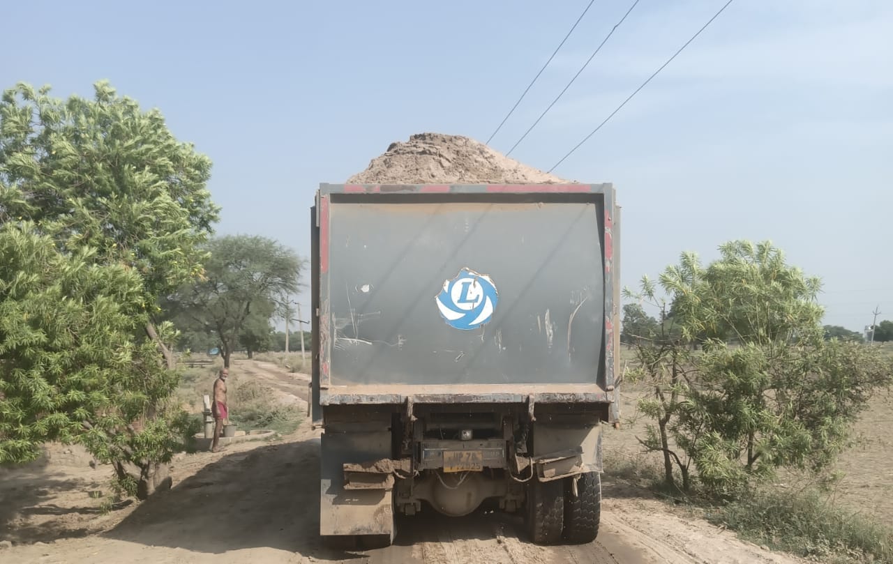 ओवरलोड डंपरों से ध्वस्त हो चुकी भवनसुरी- शाहपुर सड़क। फोटो संवाद