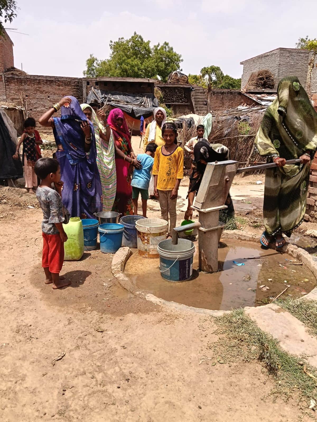 पैलानी के छनीहा डेरा में पानी के लिए अपनी बारी का इंतजार करते ग्रामीण। संवाद