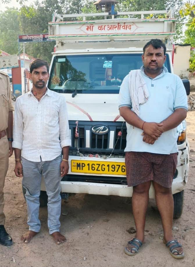 पुलिस की गिरफ्त में खड़ा अवैध डीजल से लदा लोडर व चालक। संवाद