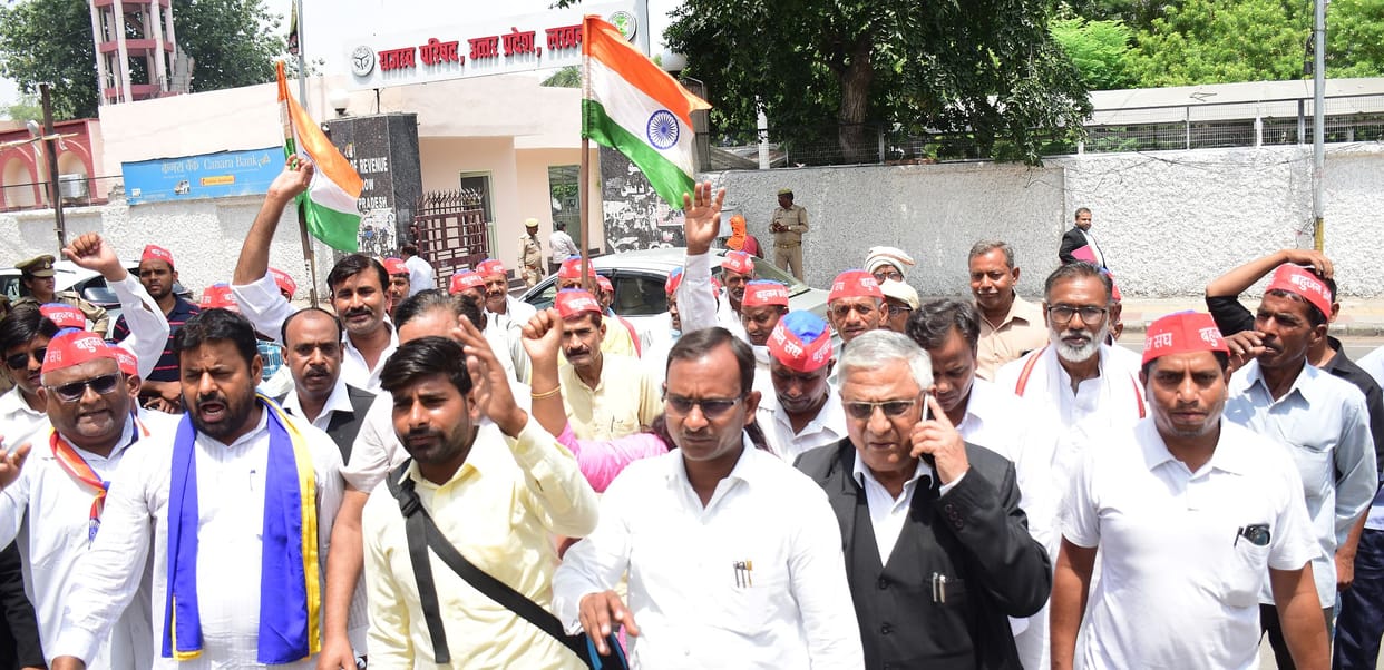 Pasi community protests against Jagadguru Rambhadracharya's statement.