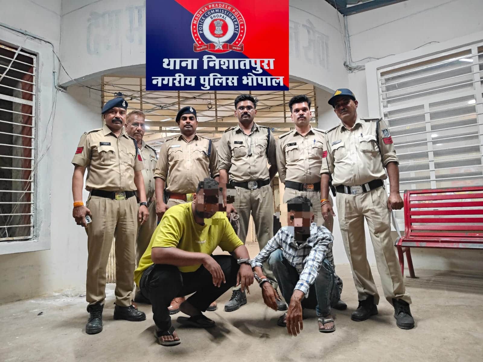 पुलिस की गिरफ्त में आरोपी।