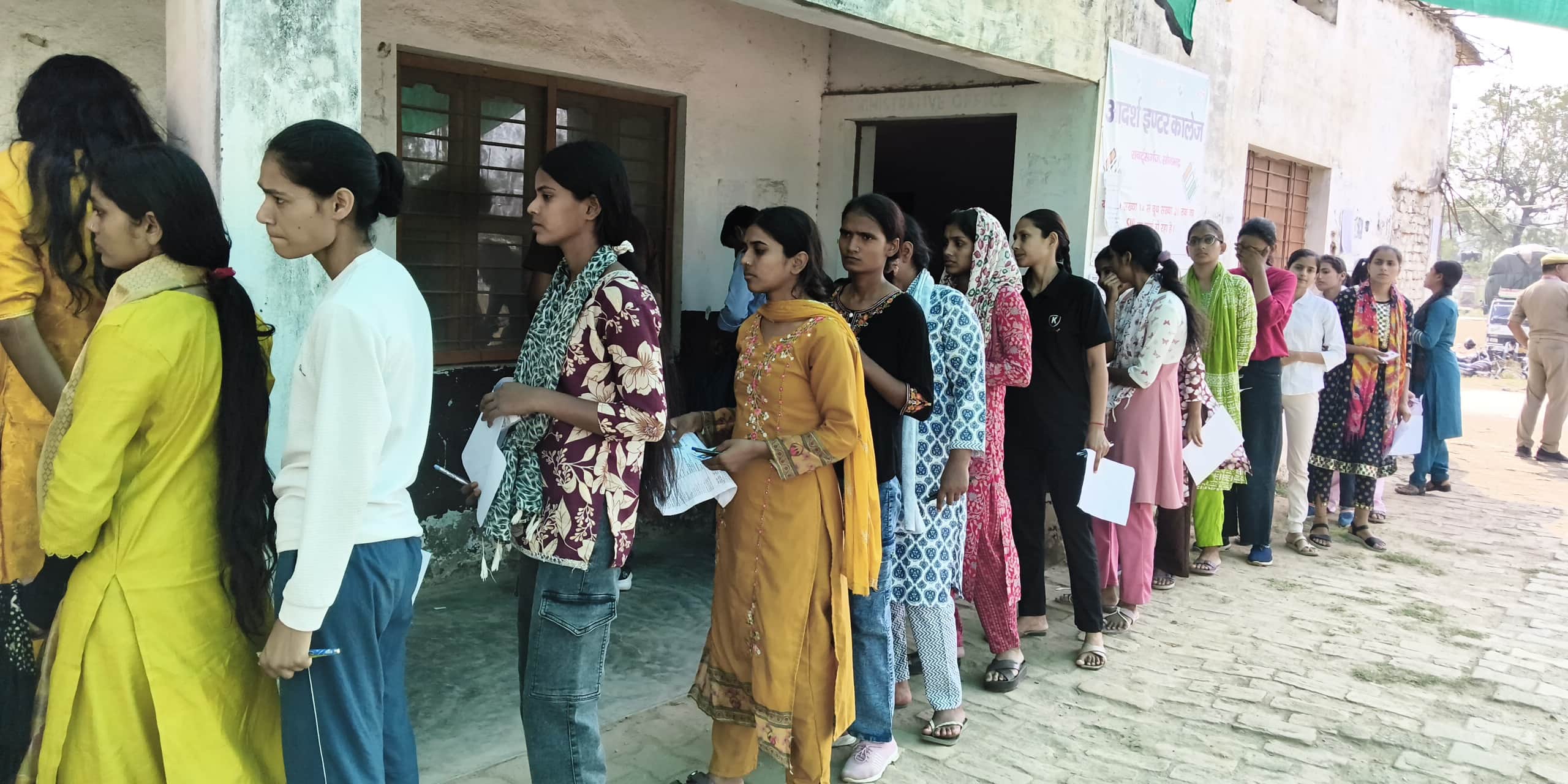 राबट्सगंज आदर्श इंटर कालेज में पुलिस परीक्षा के पूर्व अभ्यर्थियों की लगी कतार।संवाद